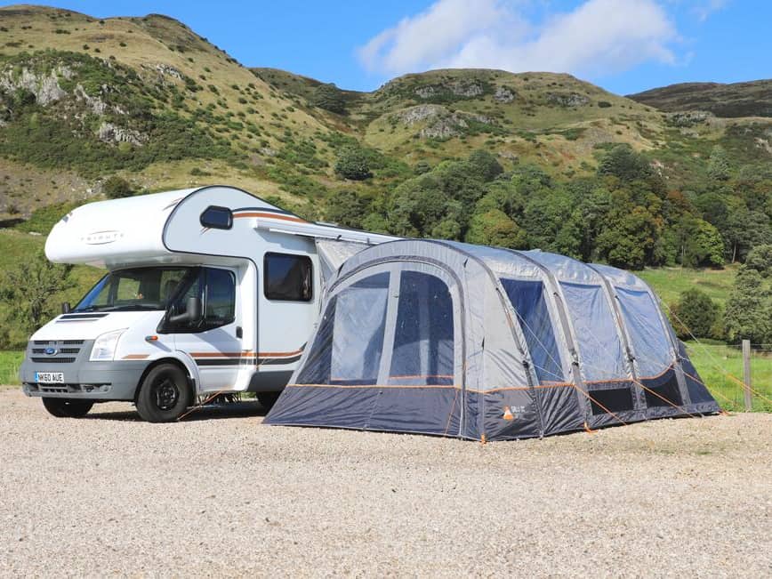 aufblasbares-vorzelt-wohnmobil-876vik.jpg Freistehende Luftvorzelte für Wohnmobile: Flexibilität & Komfort für Camper – Bild 1