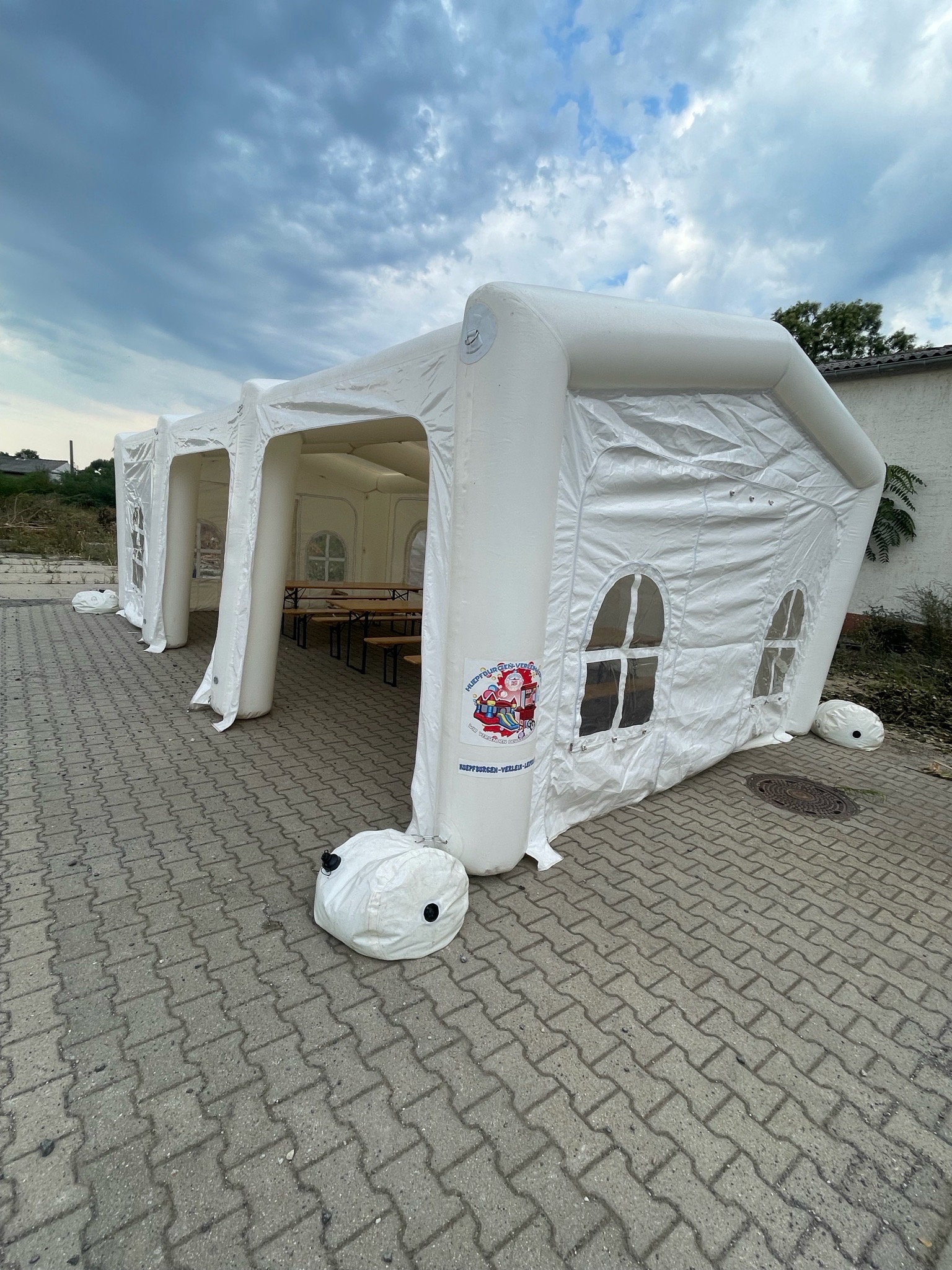 partyzelt-aufblasbar-415uze.jpg aufblasbares Partyzelt 4,5m x 8,5m huepfburgen verleih leipzig – Bild 1