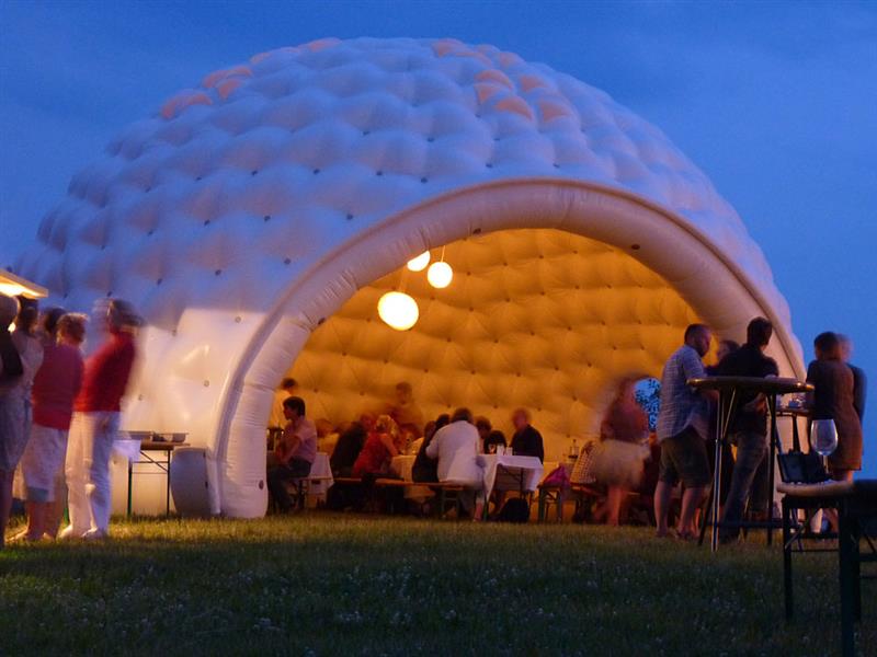 partyzelt-aufblasbar-545wyb.jpg Eventzelt aiRdome Eyecatcher auf Events | Aufblasbare Zeltsysteme – Bild 1
