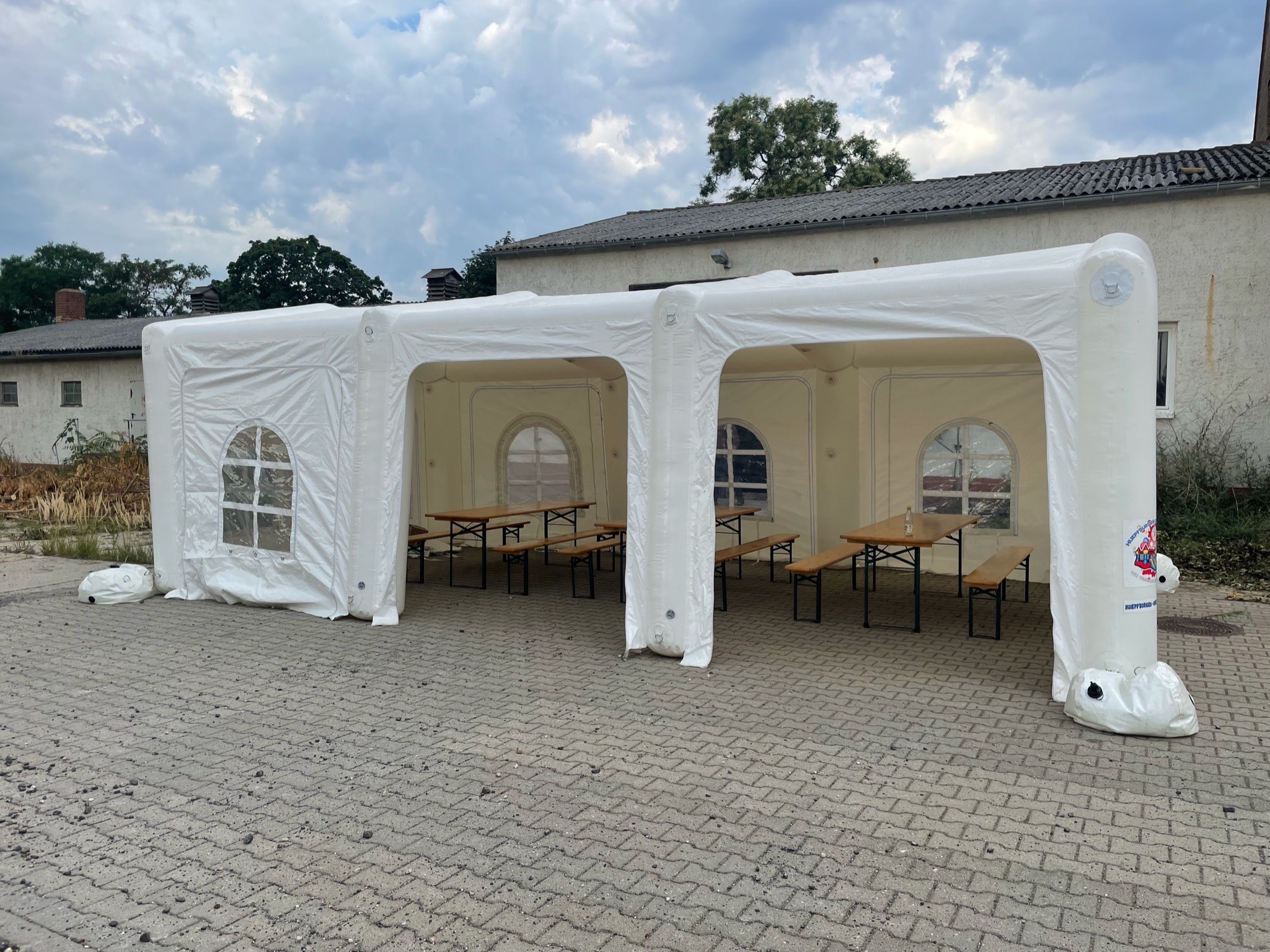 partyzelt-aufblasbar-883llx.jpg aufblasbares Partyzelt 4,5m x 8,5m huepfburgen verleih leipzig – Bild 1