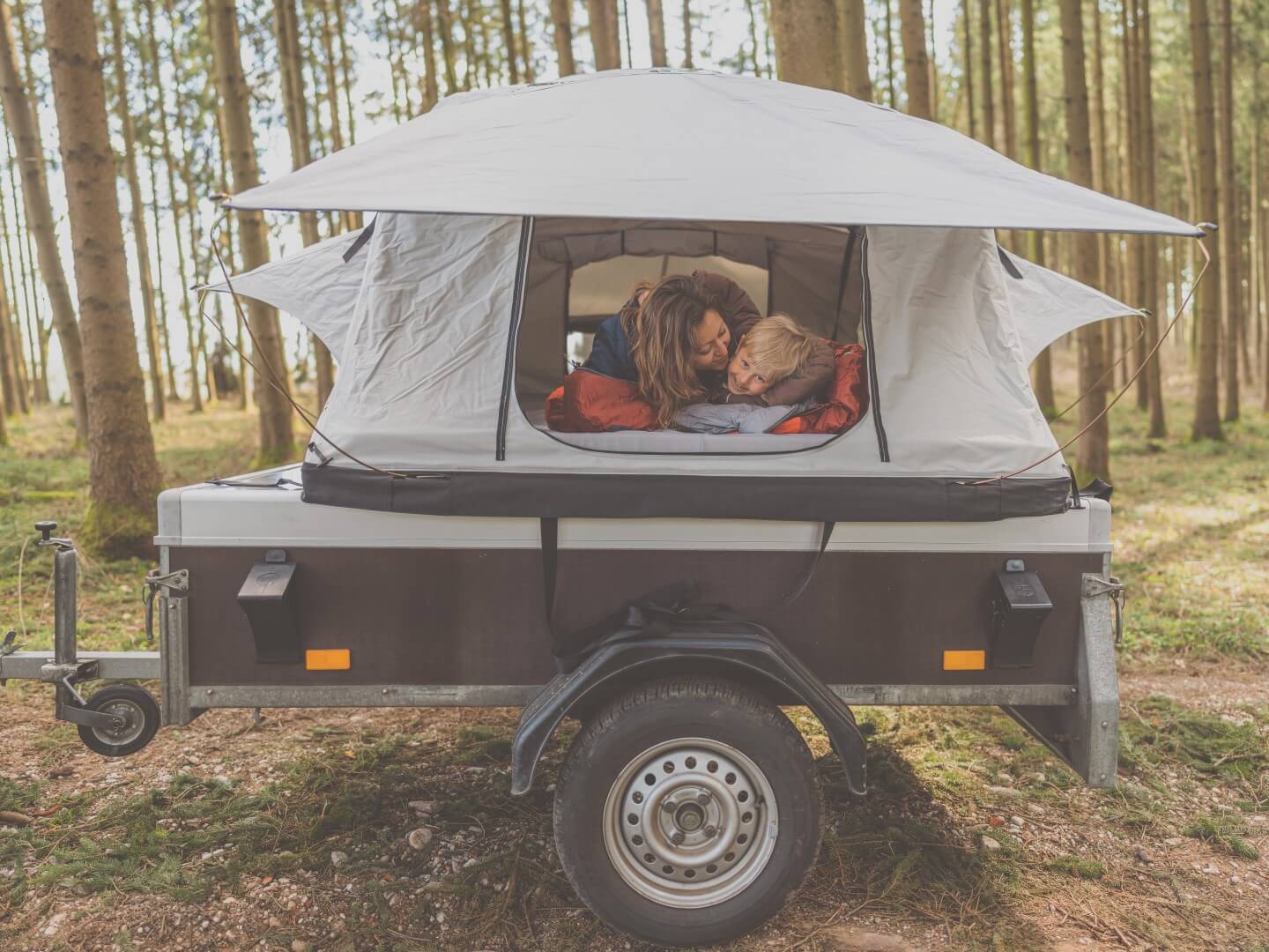 zelt-auf-anhaenger-502asj.jpg Dachzelt Anhänger: Vorteile & Aufbau + Faltcaravan als Alternative – Bild 1
