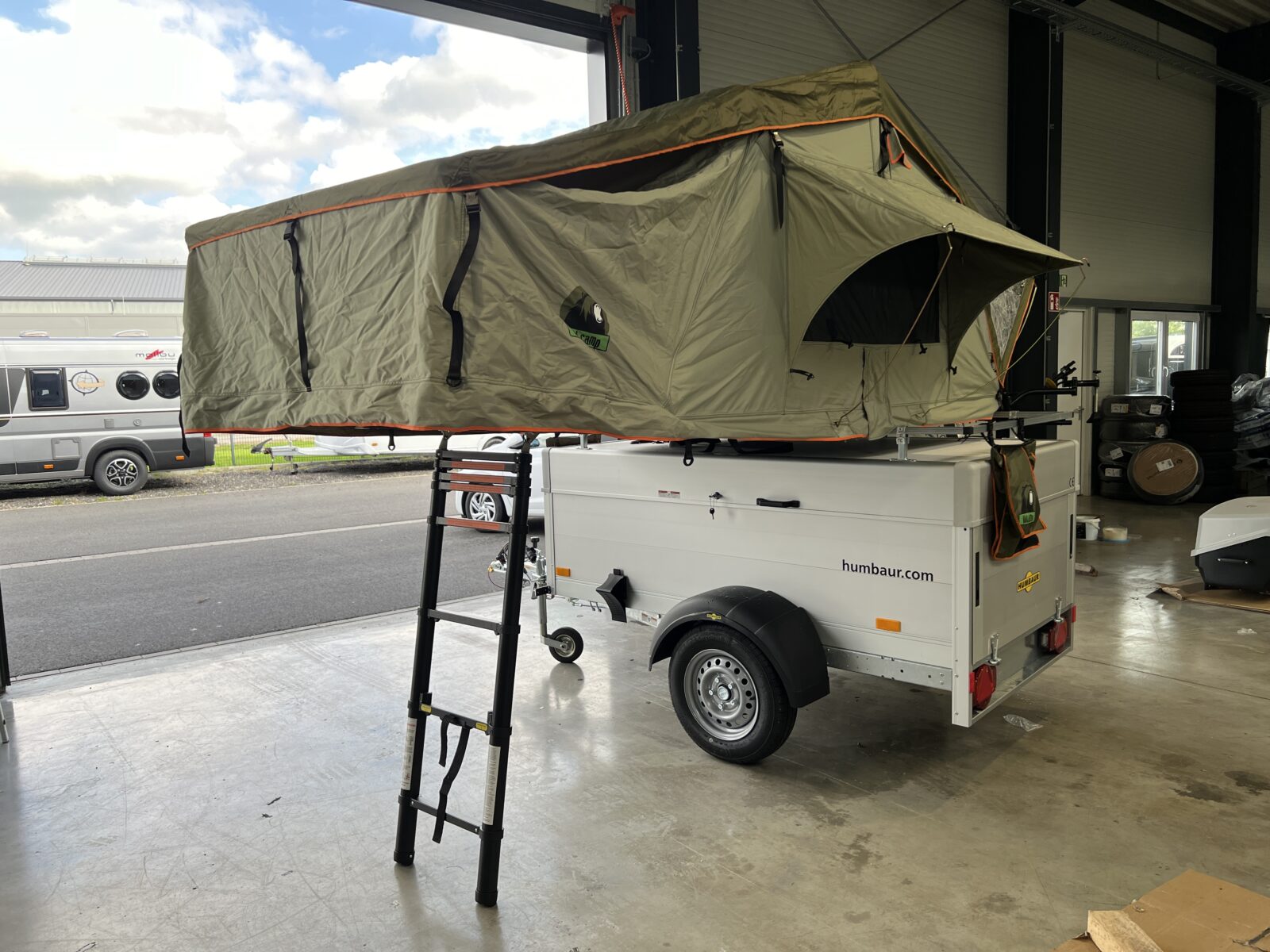 zelt-auf-anhaenger-613pje.jpg Humbaur HA 102111 Camping Zelt Dachzelt Alu PKW Anhänger – Bild 1