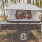 Dachzelt Anhänger: Vorteile & Aufbau + Faltcaravan als Alternative