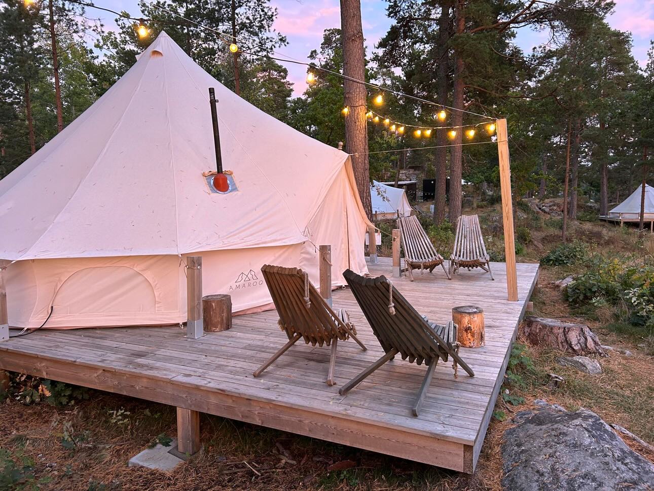 zelt-mit-ofen-113whb.jpg Tipi Zelt mit Ofen – Wärme und Komfort in der Natur – Amaroq Glamping – Bild 1