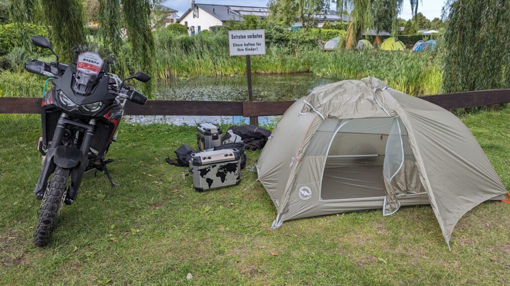 zelt-motorrad-440bch.jpg Motorradtour mit Zelt an die Ostsee mit BigAgnes Ausrüstung – Bild 1